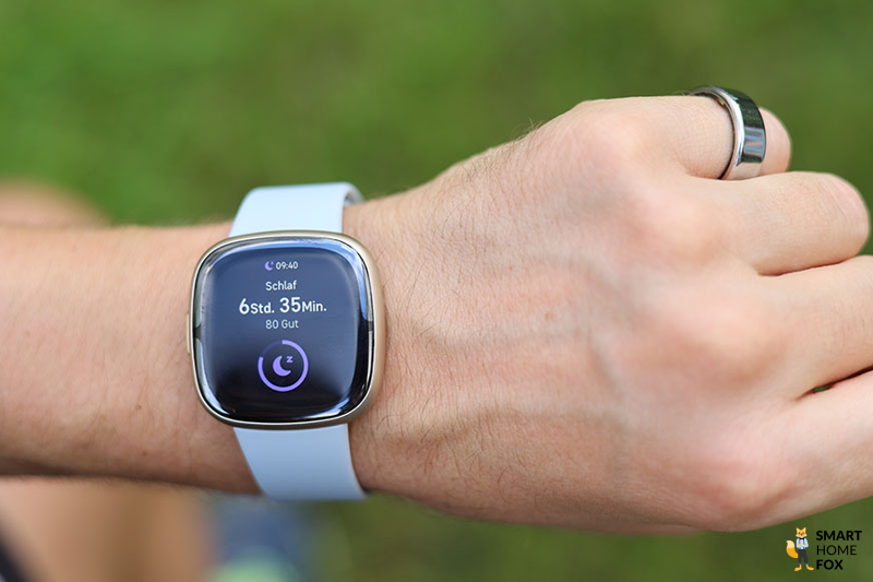 Man sieht den aufgezeichneten Schlaf auf der Fitbit Sense 2.